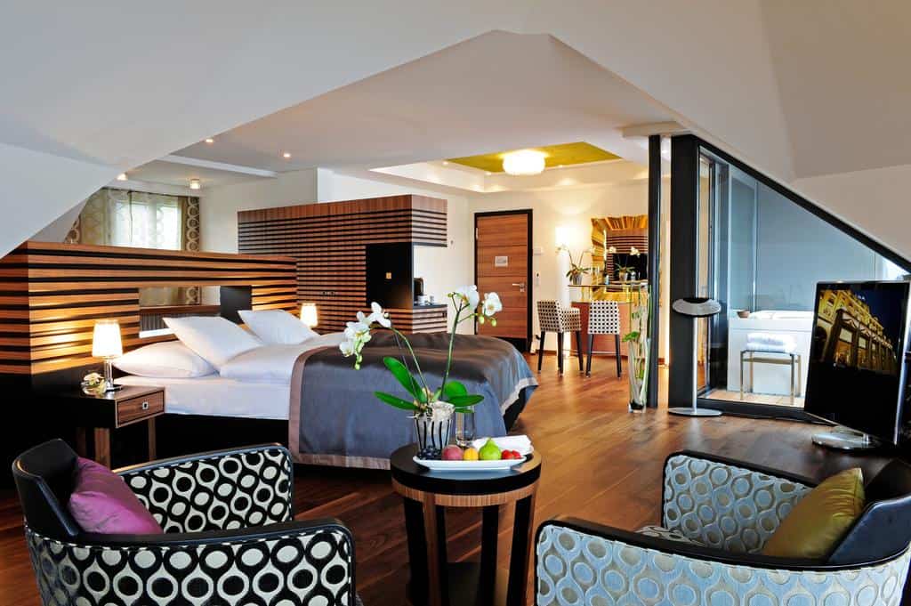 Room interior at Art Deco Hotel Montana