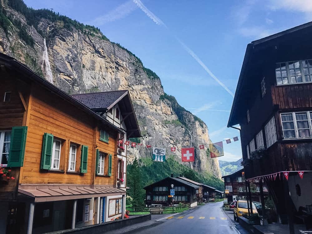Flags and chalets in Mürren mountain village